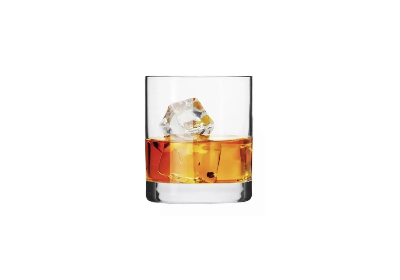 Ile ml ma szklanka do whisky? Odkryj standardowe pojemności i typy