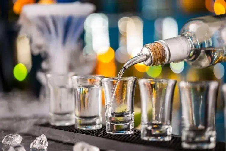 Jak pić wódkę żeby nie czuć smaku - sprawdzone sposoby na pyszne drinki