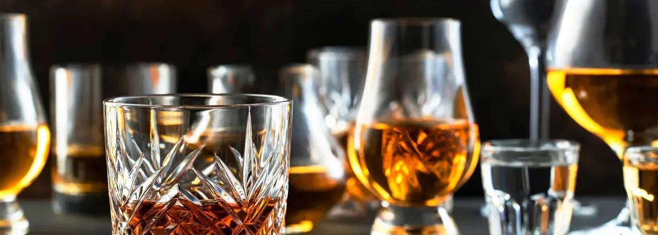 Czym się różni brandy od whisky? Odkryj kluczowe różnice i smaki