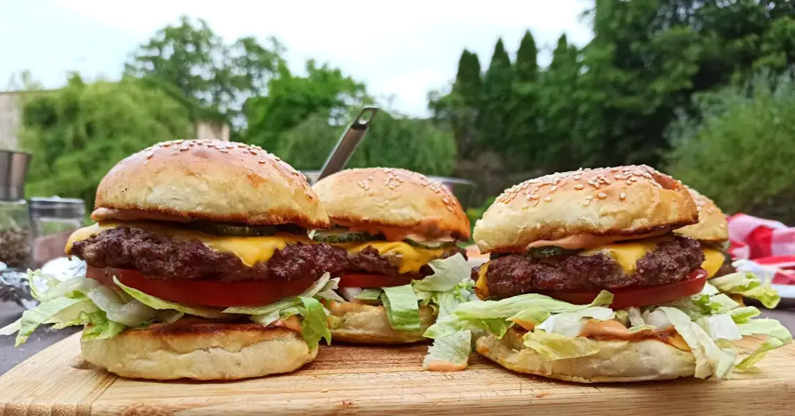 Zdjęcie Jak zrobić domowe hamburgery z mięsa mielonego, które zachwycą smakiem