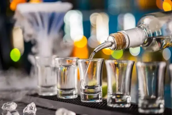 Jak pić wódkę żeby nie czuć smaku - sprawdzone sposoby na pyszne drinki