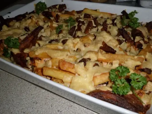 Najlepszy przepis na zapiekankę kebab z frytkami, która zachwyci każdego