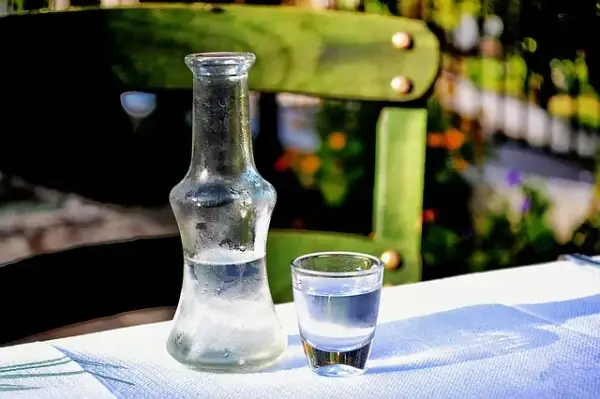 Czy bimber jest zdrowszy od wódki? Poznaj ryzyko zdrowotne alkoholu